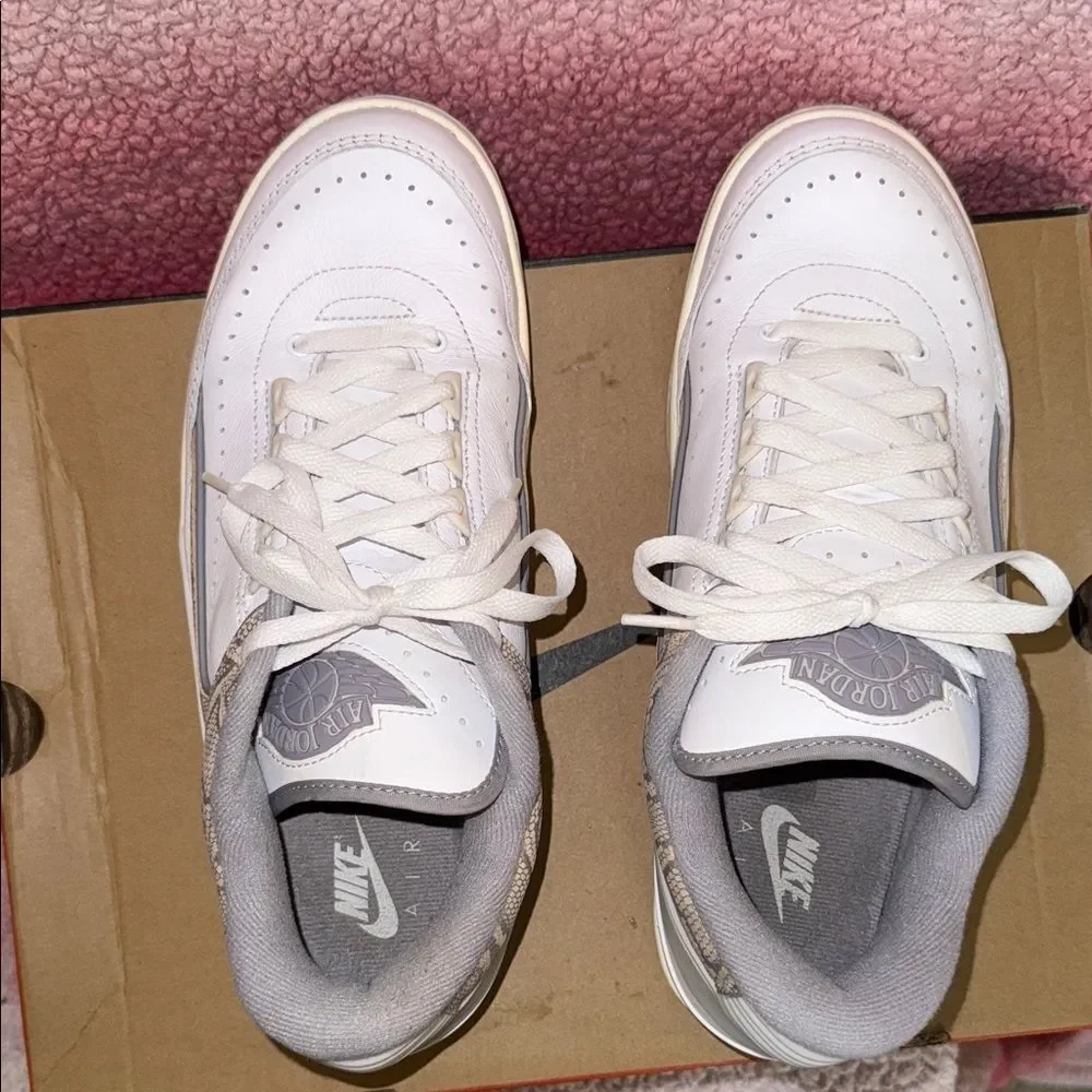 Air Jordan Retro 2 White Gray Athletic Shoes